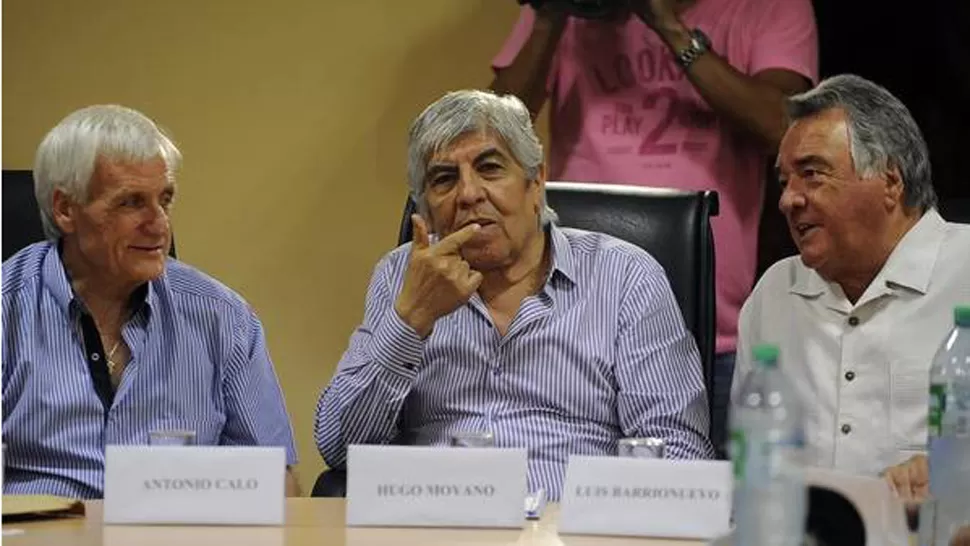 CALÓ, MOYANO Y BARRIONUEVO. Los líderes sindicales reclaman modificaciones en el impuesto a las Ganancias. FOTO TOMADA DE CLARIN.COM.