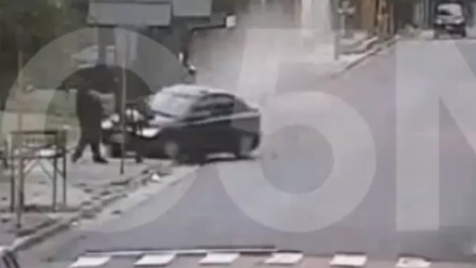 INSEGURIDAD VIAL .Momento en el que el conductor embiste al peatón.FOTO PRINT DEL VIDEO.