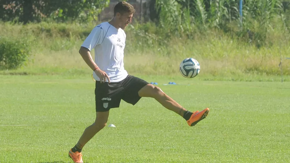 CERCA, PERO FALTA. Cuatro puntos separan a Atlético de su objetivo pero Sbuttoni no se relaja. “No hemos ganado nada y hay que seguir sumando”, afirmó. ARCHIVO LA GACETA 