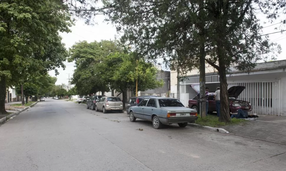 INSEGURIDAD. El hijo de la directora del Padlilla fue apuñalado por un ladrón que se bajó de su moto en Uttinger al 400, pleno centro de Tafí Viejo. la gaceta / fotos de florencia zurita