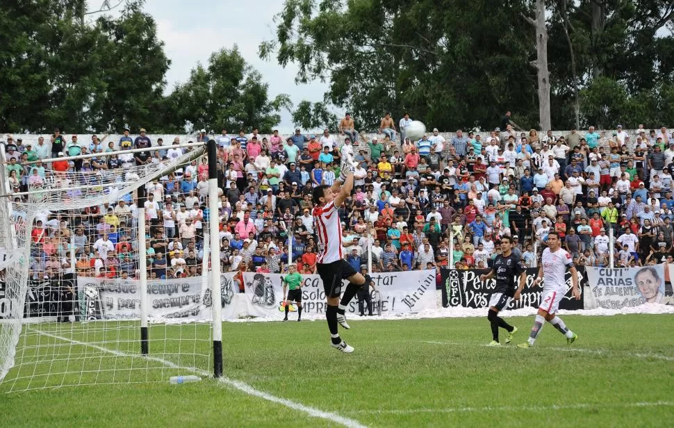 TAPÓ CON LO JUSTO. Taborda llegó con la punta de sus dedos a la pelota impulsada por Saavedra. la gaceta / fotos de osvaldo ripoll