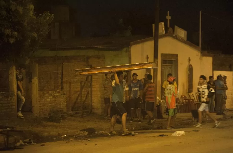 “PUEBLADA”. Vecinos y familiares de Omar Carrazano atacaron la vivienda de un familiar del presunto homicida. la gaceta / foto de florencia zurita