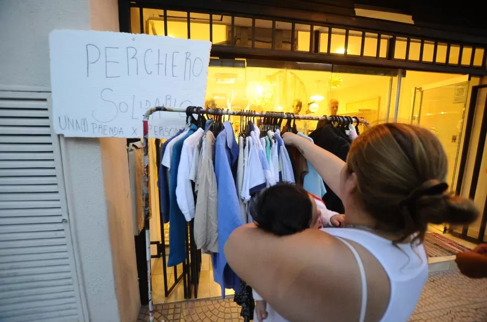 UNA PRENDA POR PERSONA. Vicki creó el “perchero”, que se nutre de la generosidad de los vecinos. Gentileza Miriam Prieto