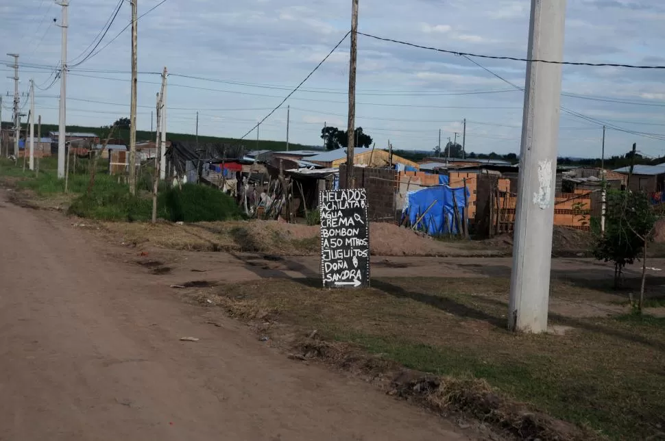 EL LUGAR DEL CRIMEN. Santucho recibió el balazo en el pecho y cayó muerto frente al negocio de su hijastra. la gaceta / foto de maría silvia granara