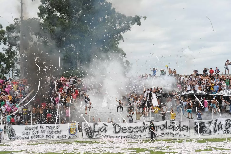 UN RECIBIMIENTO ESPECTACULAR. Ayer, la banda del “Cuervo” organizó una gran fiesta para apoyar a su equipo. la gaceta / foto de osvaldo ripoll