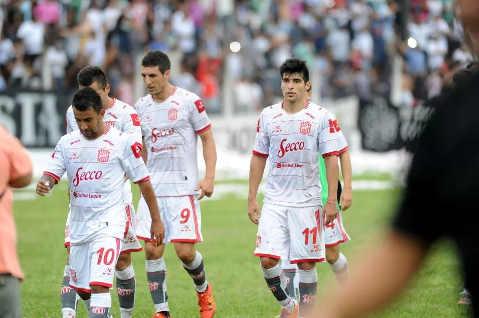 GRAN DESAZÓN. Los rostros de los jugadores de San Martín dan cuenta del estado de ánimo con el cual todo el plantel se retiró ayer de la cancha de Concepción FC. la gaceta / fotos de héctor peralta