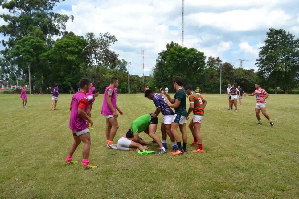 EL ABC DEL RUGBY. El ruck es una de las destrezas básicas en que se enfocarán los entrenamientos. Los jugadores no recibirán conocimientos estratégicos que puedan afectar el desempeño en sus clubes.  foto urt