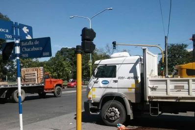 Murió la mujer que fue atropellada por un camión en la esquina de Roca y Chacabuco