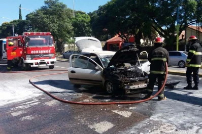 Un auto se incendió en Mate de Luna al 4100