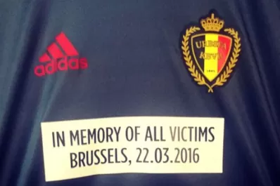 Bélgica y un homenaje a las víctimas de Bruselas en su camiseta
