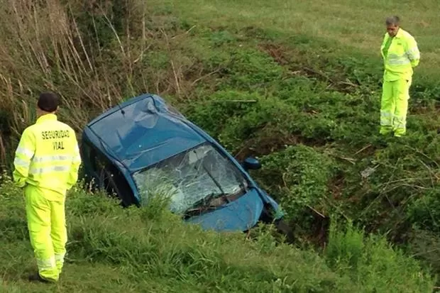 A LA ALCANTARILLA. El auto de Cordero aparece en medio de los pastos, en la banquina. El jugador sufrió algunos golpes. prensa uar