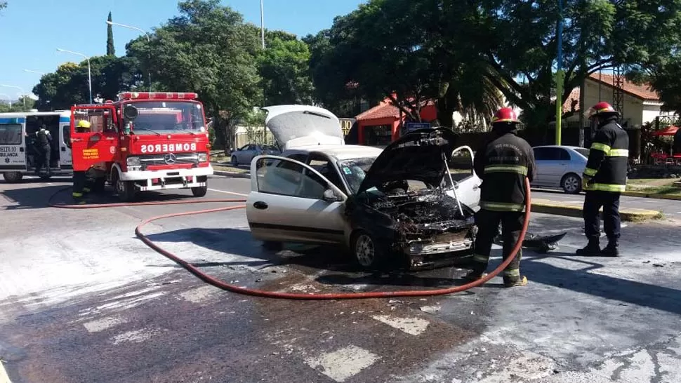 Un auto se incendió en Mate de Luna al 4100