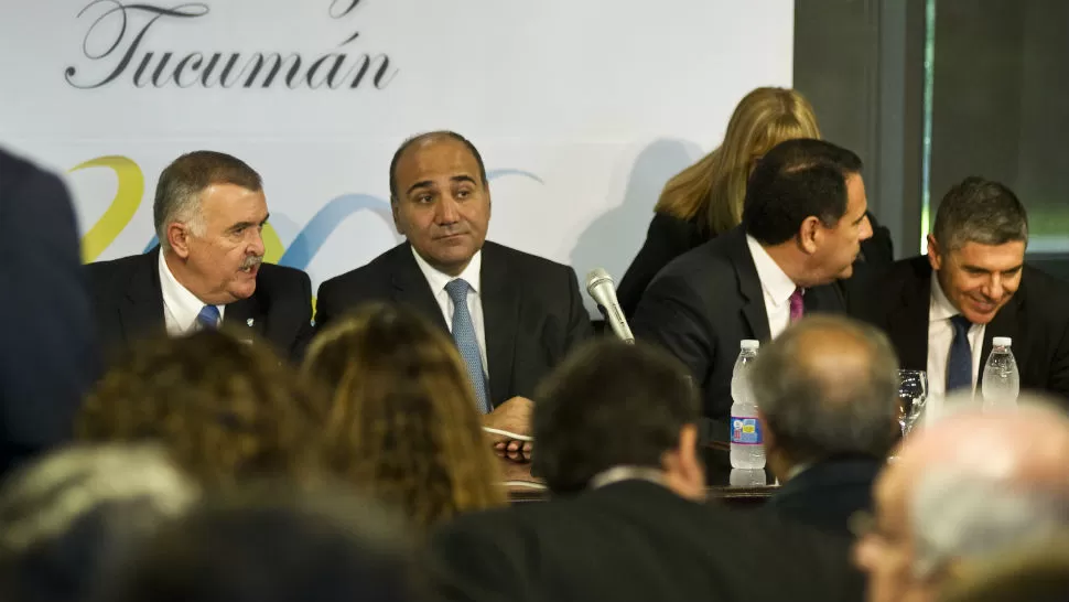 JUNTOS. Jaldo y Manzur en la presentación de Tucumán dialoga / LA GACETA - FOTO DE JORGE OLMOS SGROSSO. 