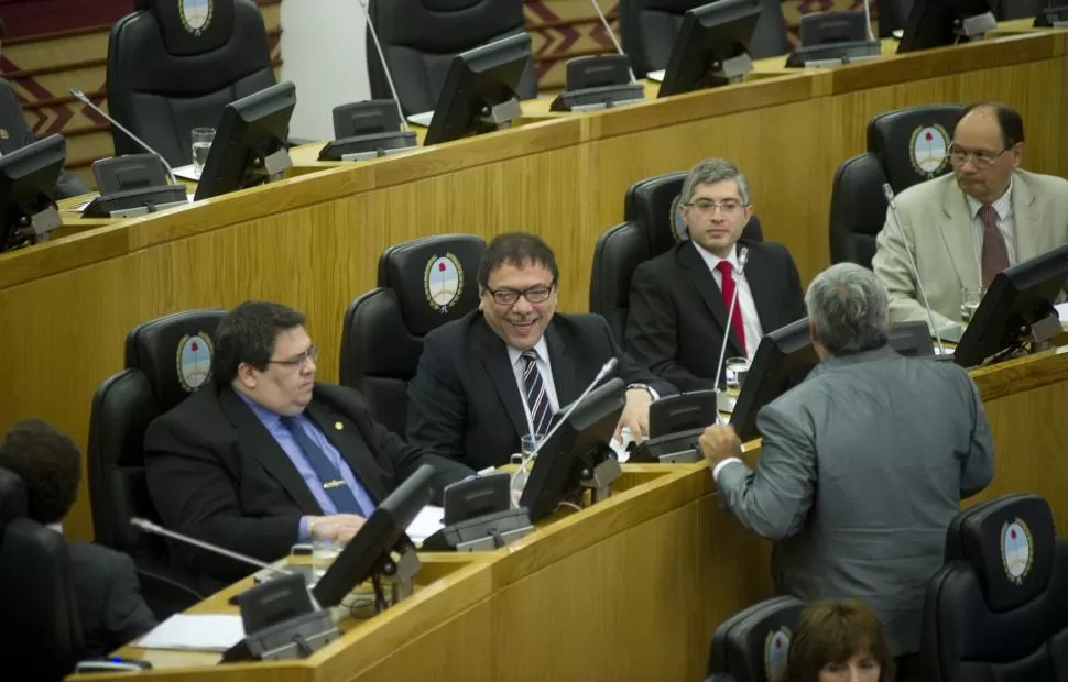 CHARLA. El amayista Toscano (de espaldas) habla con los radicales Canelada (izquierda) y Aráoz en una sesión. la gaceta / foto de jorge olmos sgrosso