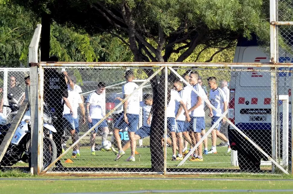  RELAJADOS. Lionel Messi se divierte junto a Éver Banega y el resto de sus compañeros, en un parate de la sesión de ayer. Dyn