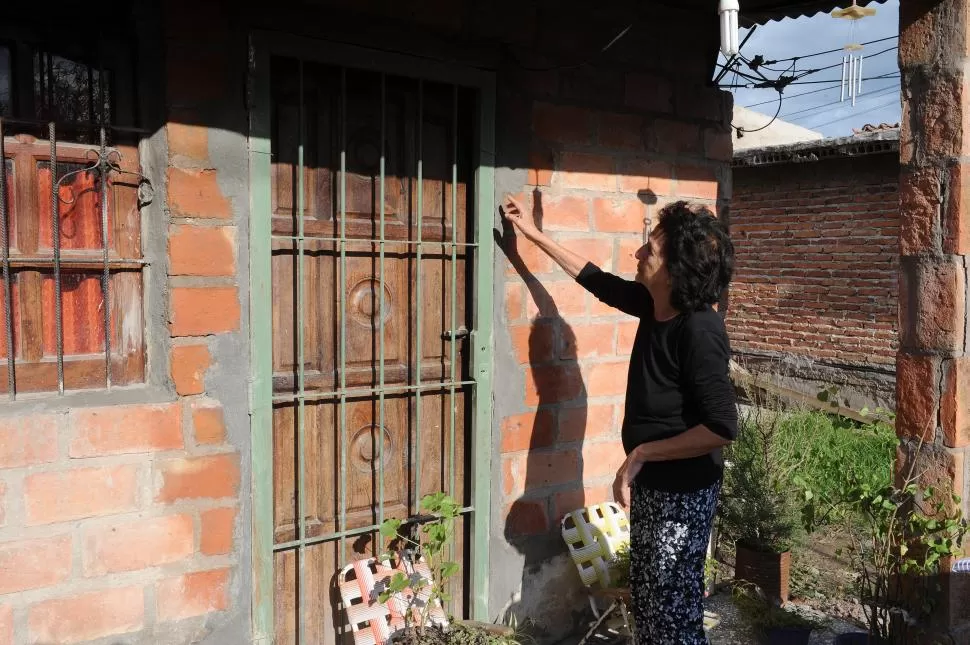 PUERTA FORZADA. Mansilla muestra el lugar en el que forzaron con una barreta la puerta. Tras el escruche, la familia decidió poner una reja allí. la gaceta / foto de hector peralta