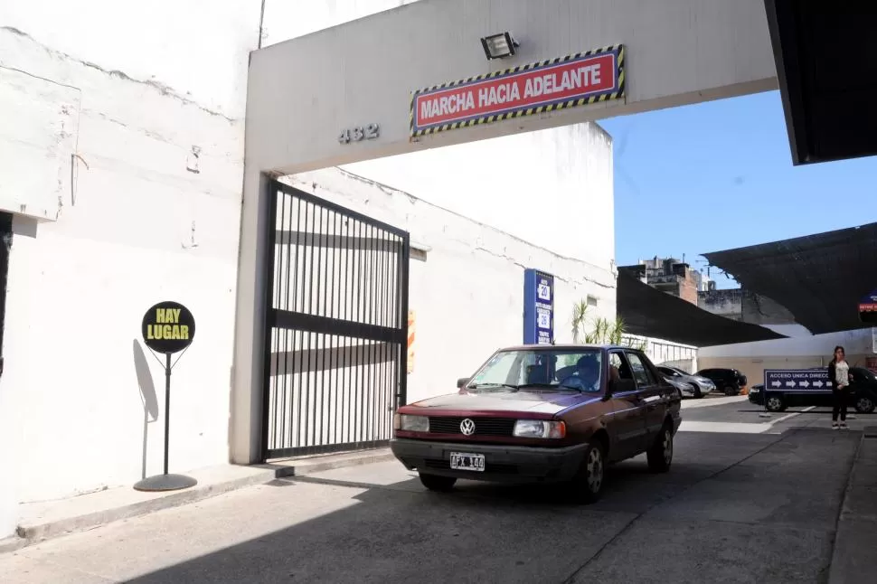 CON ESPACIO. Carteles de “Hay lugar” se replican en garajes del centro. la gaceta / foto de maria silvia granara
