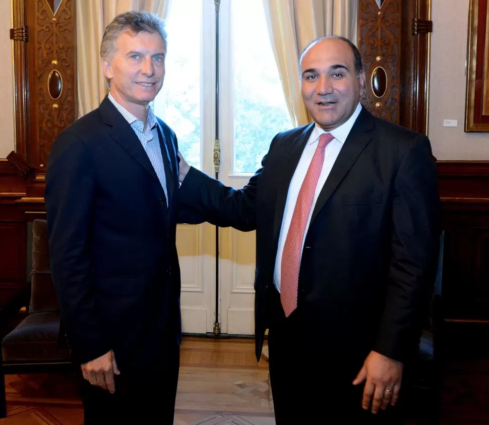 LA FOTO MÁS ESPERADA. El presidente Macri recibió por primera vez al gobernador Manzur en la Casa Rosada. dyn 