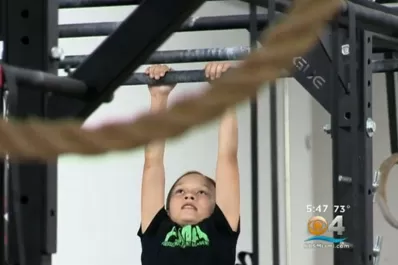 Video: tiene el físico de una militar, con tan solo nueve años