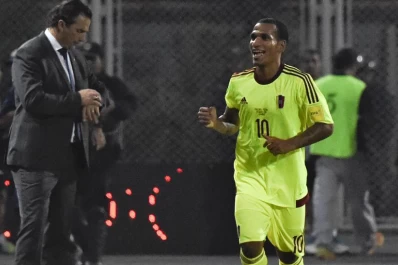 Metió un golazo y lo celebró firmando autógrafos