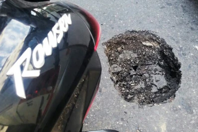 Un bache enorme genera peligro en pleno microcentro