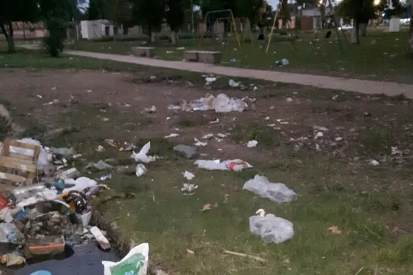 Se va la feria y la plaza de la Rinconada queda hecha un chiquero