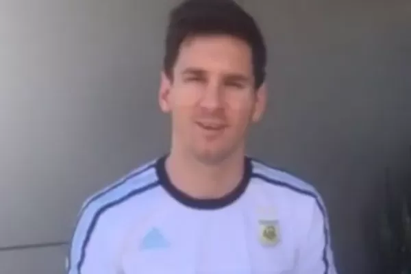 Video: Messi donó una camiseta para una escuela de Tucumán