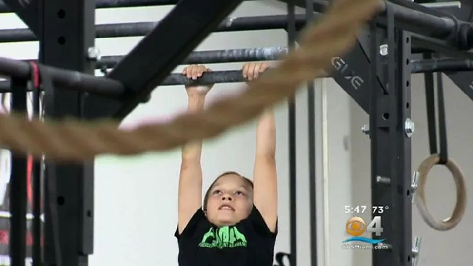 Video: tiene el físico de una militar, con tan solo nueve años