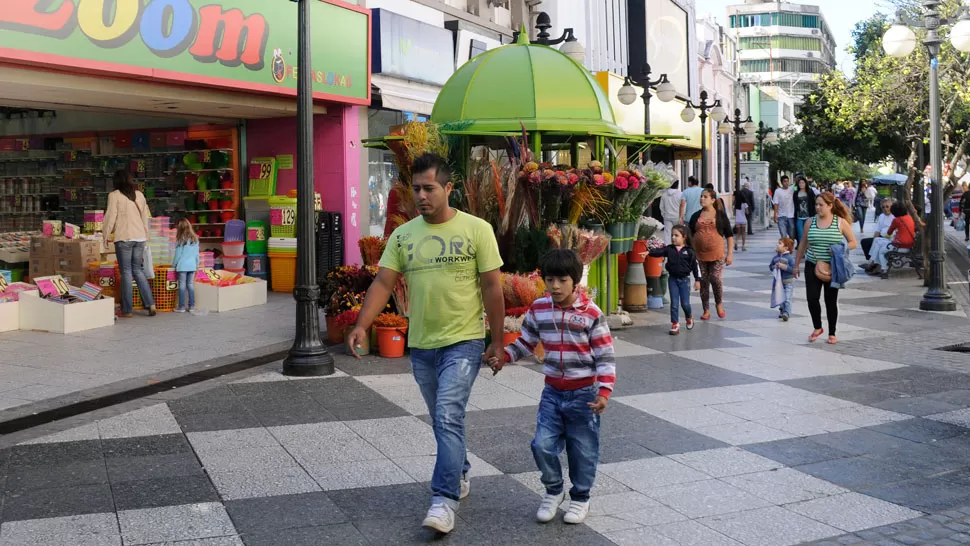 MANGAS CORTAS. A pesar del otoño, los tucumanos deberán dejar sus abrigos en casa. ARCHIVO LA GACETA