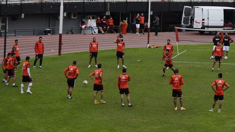 COMPLICADO. El entrenador Gallardo deberá rearmar el equipo para el sábado o pedir la reprogramación del partido. ARCHIVO