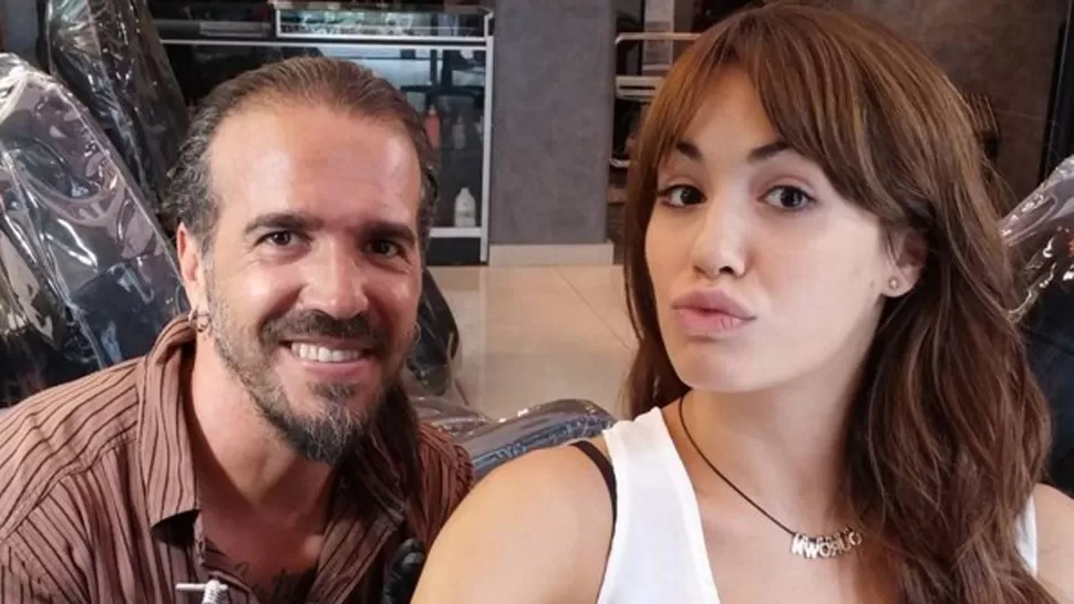 LALI ESPÓSITO. La cantante posa con su tatuador. FOTO TOMADA DE MUY.COM