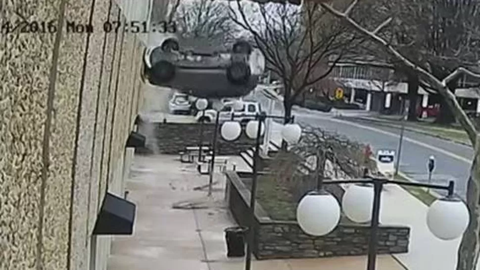 TREMENDO. La imagen muestra el momento de la caída. FOTO TOMADA DE CLARIN.COM