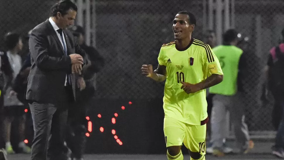 Metió un golazo y lo celebró firmando autógrafos