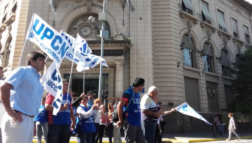 MAÑANA CAÓTICA. Las protestas del gremio de estales complicaron el tránsito, especialmente en el microcentro. LA GACETA / FOTO DE JORGE OLMOS SGROSSO VÍA MÓVIL