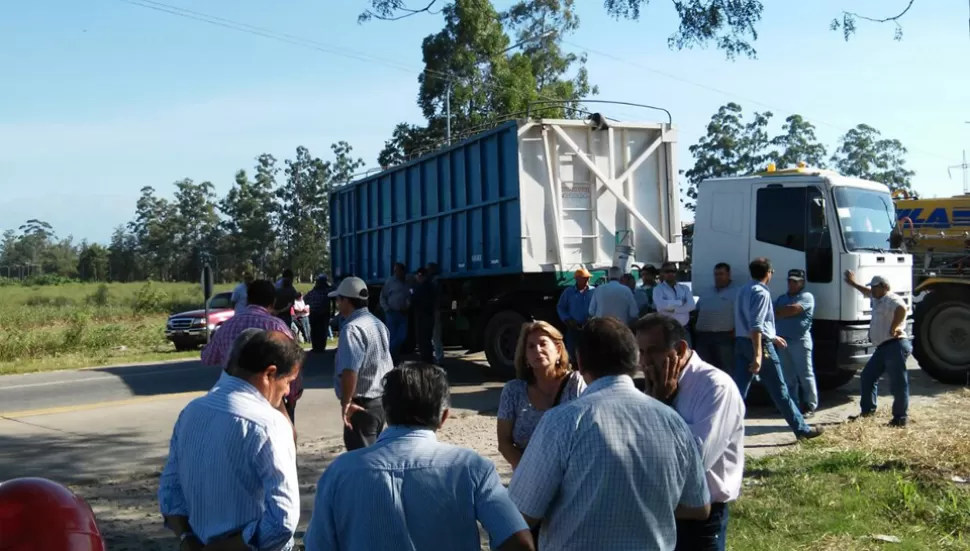 NADIE PASA. Los productores cruzaron rastras cañeras sobre la vieja traza de la ruta 38. LA GACETA / FOTO DE OSVALDO RIPOLL VÍA MÓVIL