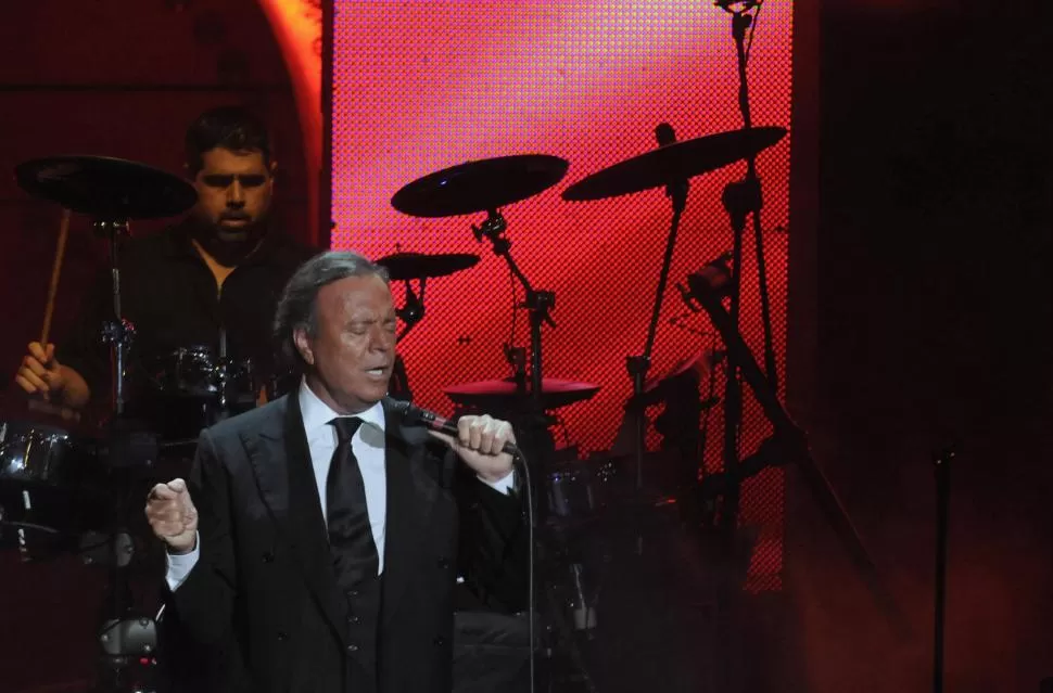 PROBLEMA DE SALUD. Julio Iglesias debe tratarse por el nervio ciático. 