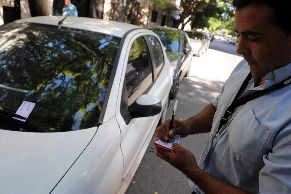 CORRIENTES. Fabricio Moyano, que trabaja desde hace 10 años en una misma cuadra, tiene más clientes.  LA GACETA / FOTO DE ANALÍA JARAMILLO.