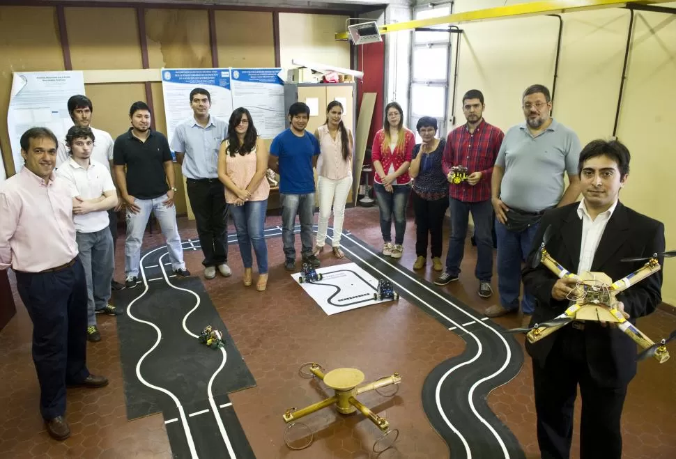 HI-TECH. Ingenieros y estudiantes de Ingeniería en Computación y Licenciatura en Informática trabajan en el laboratorio de robótica de la UNT. LA GACETA / FOTO DE JORGE OLMOS SGROSSO.  