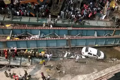 Al menos 14 personas murieron al derrumbarse un puente en Calcuta