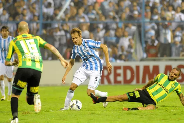Azconzábal concentró a 19 jugadores para recibir a Huracán