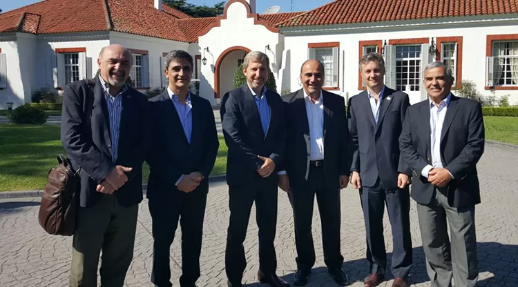 EN LA QUINTA DE OLIVOS. Manzur y Frigerio encabezaron la primera reunión oficial de coordinación con vistas a los festejos para el Bicentenario. FOTO DE comunicaciontucuman.gob.ar