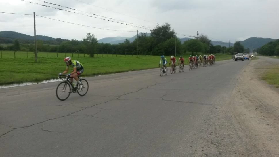 AVANZANDO. Los ciclistas mostraron un muy buen nivel en El Cadillal. Foto Asociación Ciclista Tucumana 