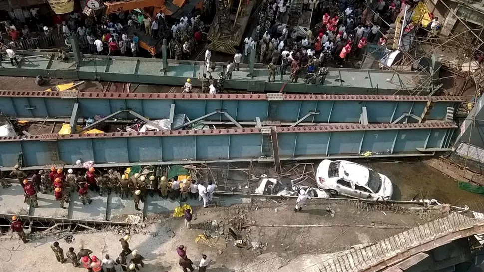 EN CONSTRUCCION. El puente cedió horas después de que había sido colocado el homigón de la parte superior. REUTERS