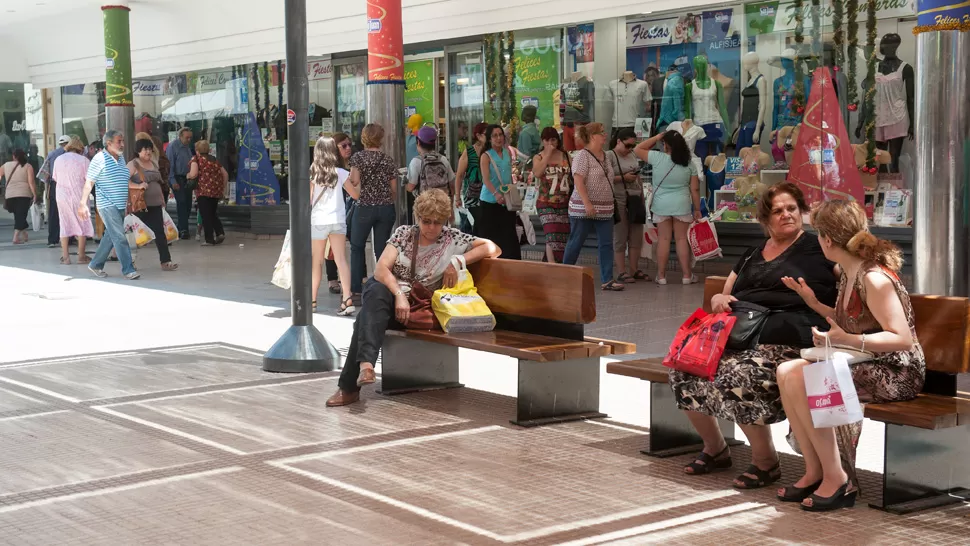 PEATONAL MENDOZA. Los comerciantes quieren abrir sus puertas el sábado; el sindicato de empleados no. ARCHIVO