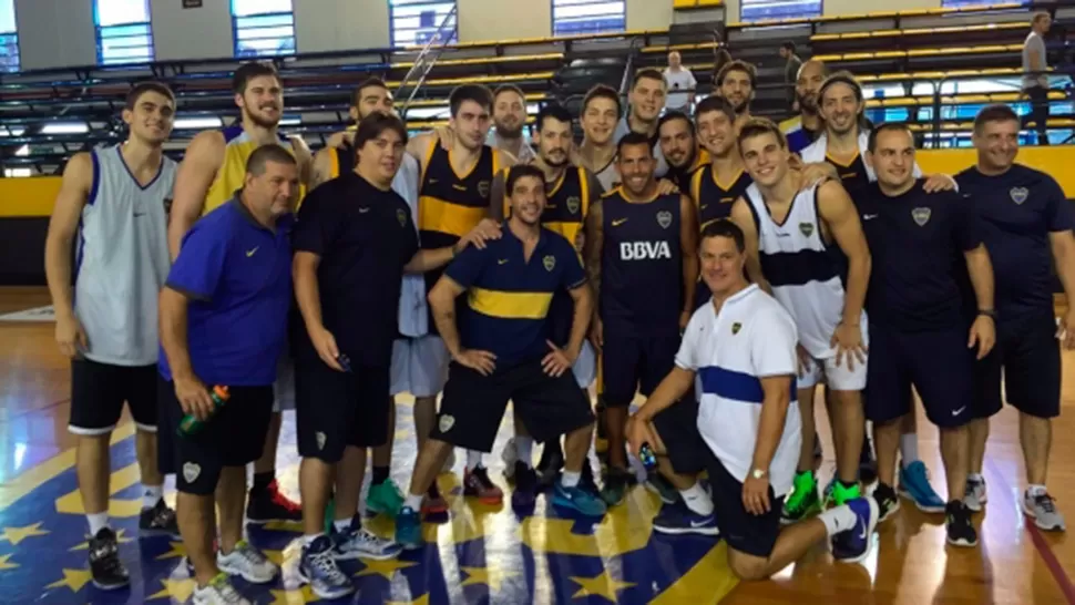 VISITA SORPRESIVA. Tevez se llegó por la La Bombonerita para saludar al plantel de básquet Xeneize.
FOTO TOMADA DE WWW.BOCAJUNIORS,COM.AR
