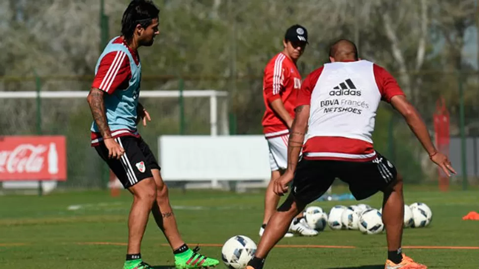 PRÁCTICA EN EZEIZA. Pisculichi maneja la pelota ante la marca de Maidana.
FOTO TOMADA DE WWW.CARIVERPLATE.COM.AR