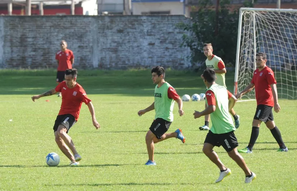 MANEJA A LOS “ALBIRROJOS”. Sergio Viturro reaparecerá en el partido del domingo contra San Jorge y su presencia genera mucha expectativa en los hinchas. la gaceta / foto de héctor peralta