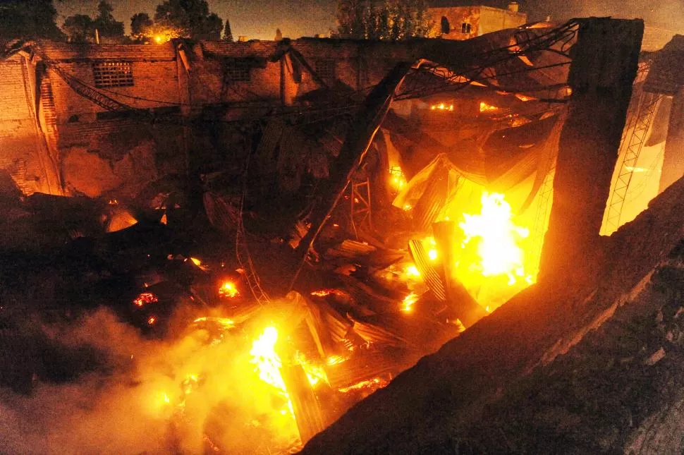 DERRUMBE. Las llamas que alcanzaron más de ocho metros de altura provocaron el derrumbe del techo de chapas del depósito de colchones. LA GACETA / FOTOs de antonio ferroni