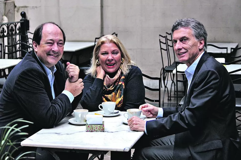 CAFÉ POR TRES. Sanz, Carrió y Macri, ayer en la Quinta de Olivos. dyn