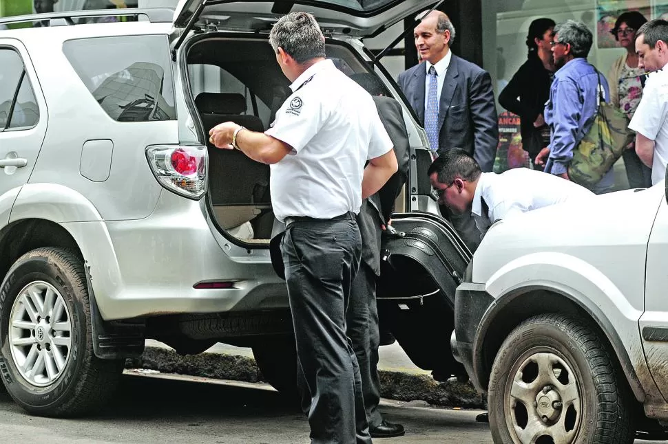 EN PLENA CITY BANCARIA. El año pasado, personal de la Legislatura retiraba el dinero del banco en valijas. LA GACETA / FOTO DE INÉS QUINTEROS ORIO (ARCHIVO)